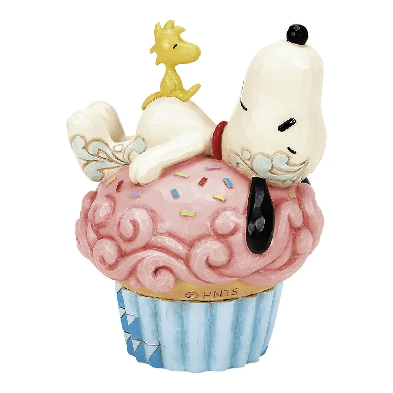 Jim Shore : Snoopy Laying on Cupcake